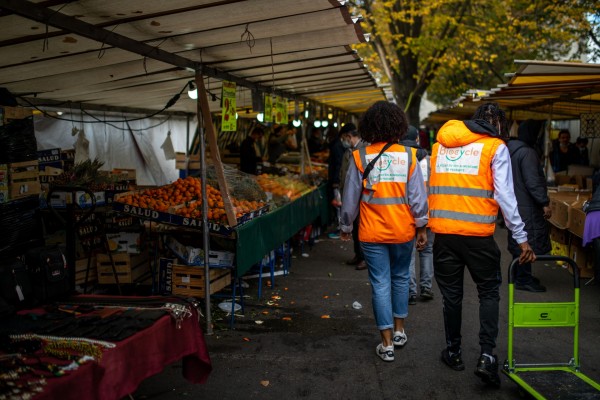 Les bénévoles Biocycle en pleine collecte au milieu du marché