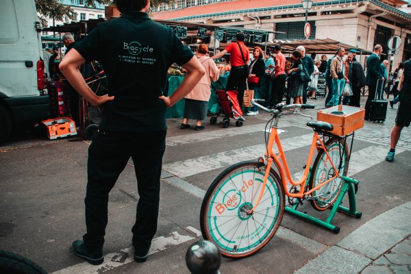 Notre vélo mixeur au milieu d'un marché en plein air