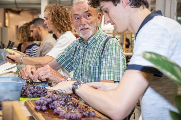Un homme qui apprend à récupérer et à consommer des fruits et légumes abimés lors d'un atelier de sensibilisation à l'anti-gaspi