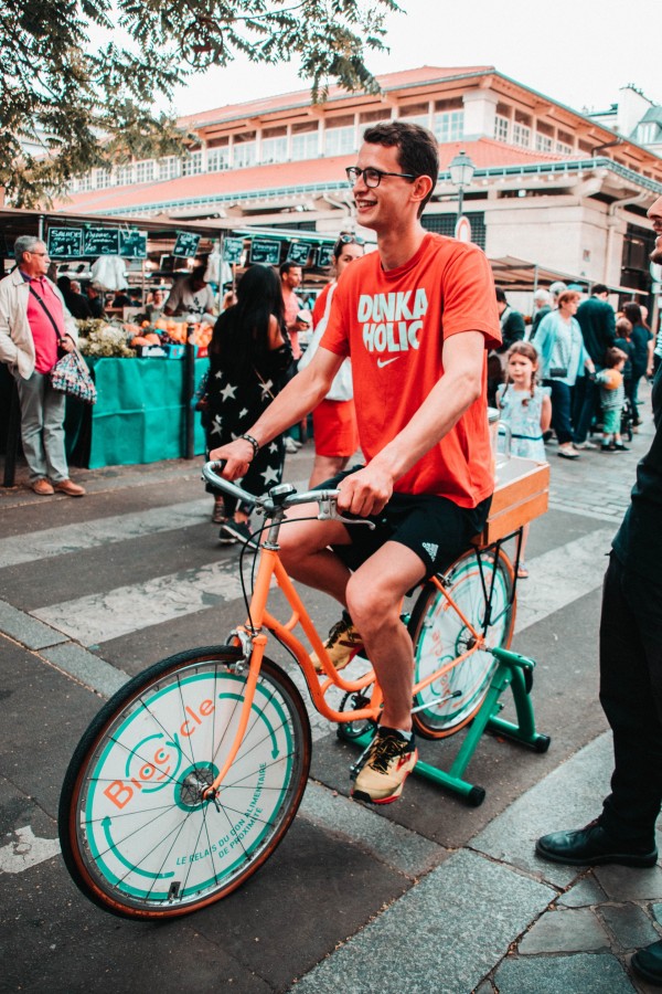 Un homme pédale sur notre vélo mixeur durant une animation de sensibilisation à l'anti-gaspi