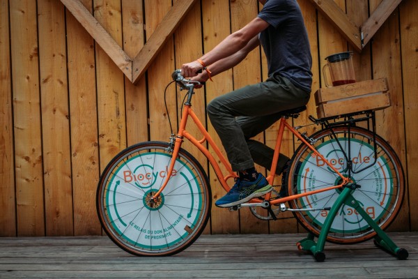 Un homme pédale sur notre vélo mixeur de fruits et légumes