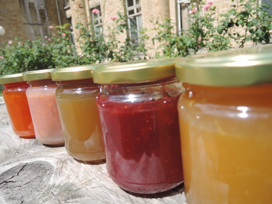 Cinq pots de confiture artisanale