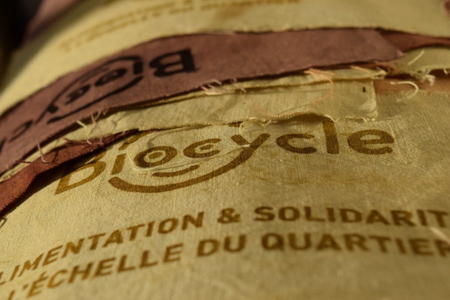 Le logo Biocycle teint sur un tissu